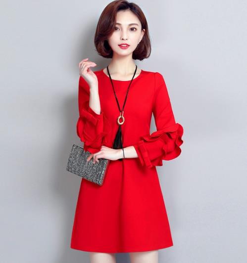 秋天的专属针织裙：修身刺绣高领针织裙搭配推荐