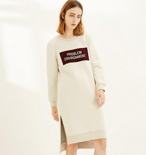 秋天的专属针织裙：修身刺绣高领针织裙搭配推荐