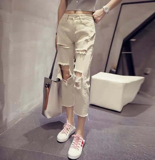 牛仔裤这么穿才时髦显瘦：高腰黑色牛仔裤搭配（图）