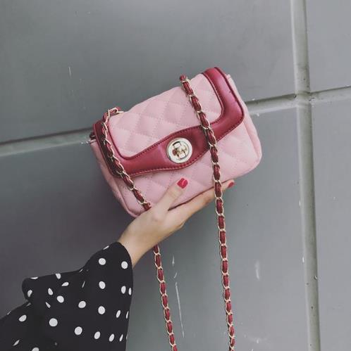 菱格链条单肩斜挎包的多种搭配:简约时髦又百搭 菱格链条单肩斜挎包的多种搭配:简约时髦又百搭