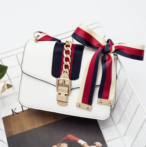 菱格链条单肩斜挎包的多种搭配:简约时髦又百搭 菱格链条单肩斜挎包的多种搭配:简约时髦又百搭