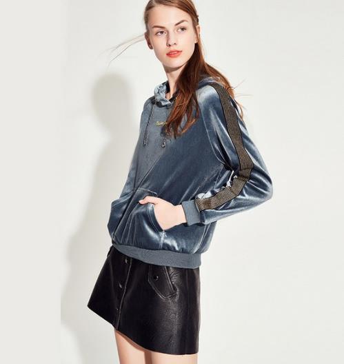 小脚裤搭配网纱拼接丝绒上衣:彰显青春活力(图) 小脚裤搭配网纱拼接丝绒上衣:彰显青春活力(图)