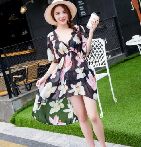 今年主流保守泳装三件套：遮掩小肚腩展现大长腿