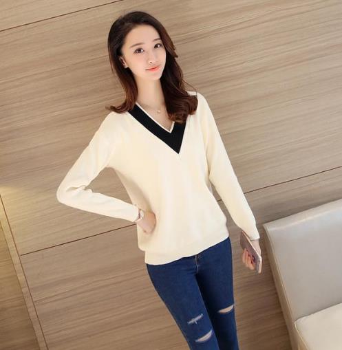 中长款高领毛衣搭配手拿包：彰显魅力女人味（图）