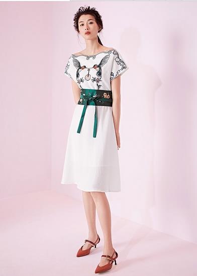 蕾丝花朵条纹连衣裙搭配：6款打造夏日小清新