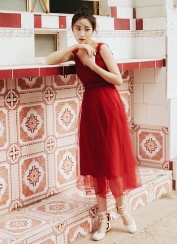 手拿包搭配蕾丝拼接欧根纱连衣裙：优雅端庄（图）