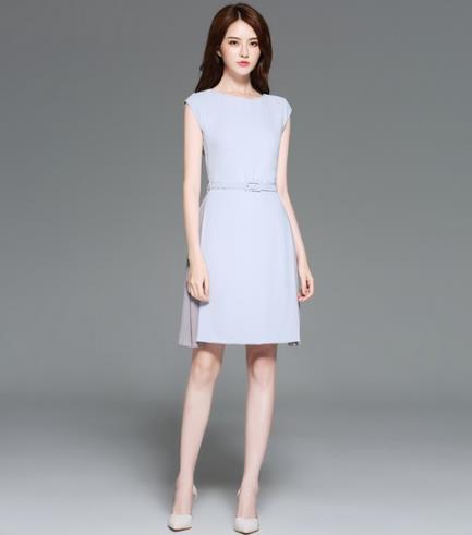 手拿包搭配蕾丝拼接欧根纱连衣裙：优雅端庄（图）