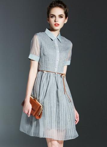 手拿包搭配蕾丝拼接欧根纱连衣裙：优雅端庄（图）