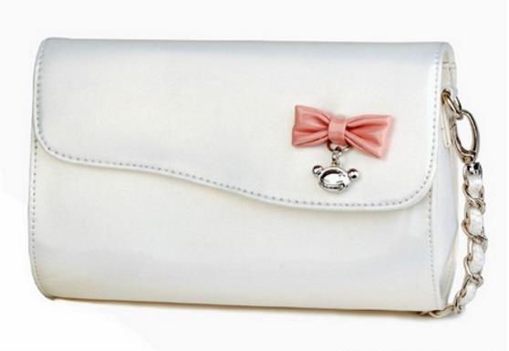 皮铆钉中长款手拿包搭配：浪漫奢华手拿包推荐