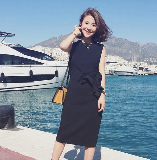 凉鞋搭配撞色吊带百褶裙：时尚性感百褶裙推荐