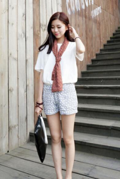 丝巾搭配t恤尽显时髦感：彰显生活品质（图）