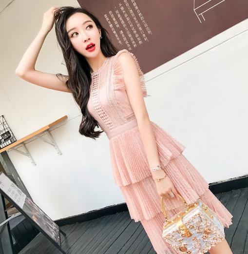 无袖收腰马甲裙怎么搭配：铿锵干练马甲裙推荐