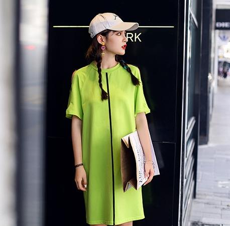 凉鞋搭配真丝印花连衣裙：5款连衣裙搭出休闲夏日风