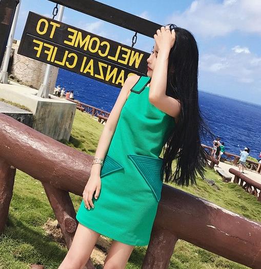 凉鞋搭配真丝印花连衣裙：5款连衣裙搭出休闲夏日风