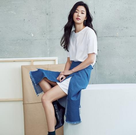 喇叭袖衬衫搭配不规则半身裙：青春减龄神器分享