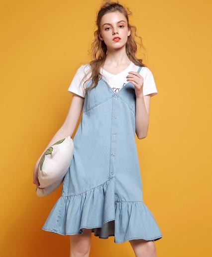 喇叭袖衬衫搭配不规则半身裙：青春减龄神器分享