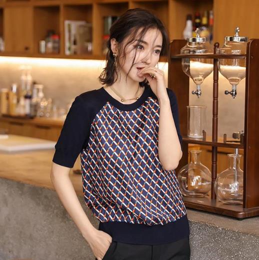 包臀裙搭配桑蚕丝刺绣衬衫：展现女性的知性优雅