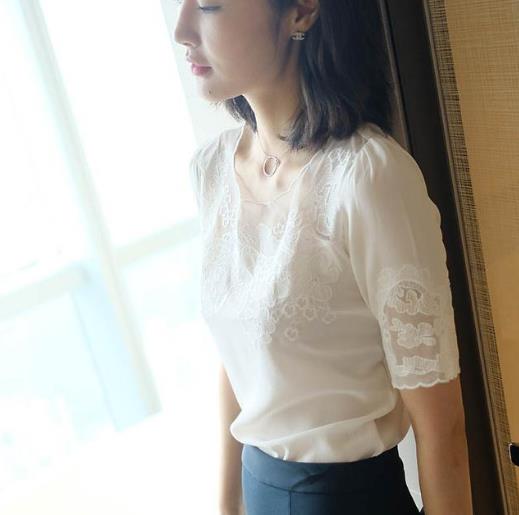 包臀裙搭配桑蚕丝刺绣衬衫：展现女性的知性优雅