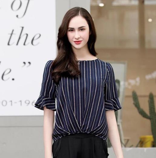 包臀裙搭配桑蚕丝刺绣衬衫：展现女性的知性优雅