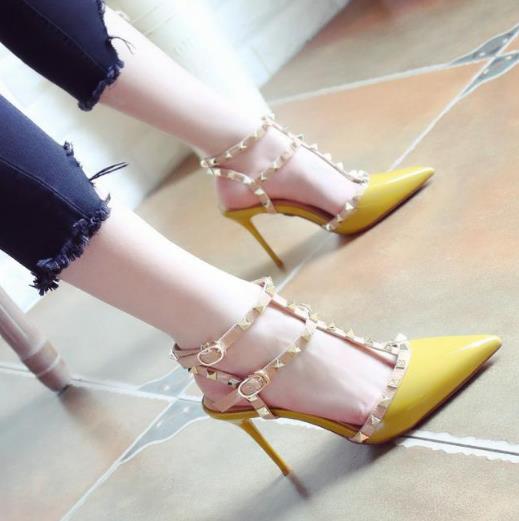 裙装搭配交叉带中跟粗跟凉鞋:彰显优雅女神范儿 裙装搭配交叉带中跟粗跟凉鞋:彰显优雅女神范儿