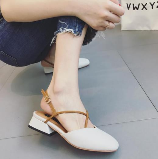 裙装搭配交叉带中跟粗跟凉鞋:彰显优雅女神范儿 裙装搭配交叉带中跟粗跟凉鞋:彰显优雅女神范儿