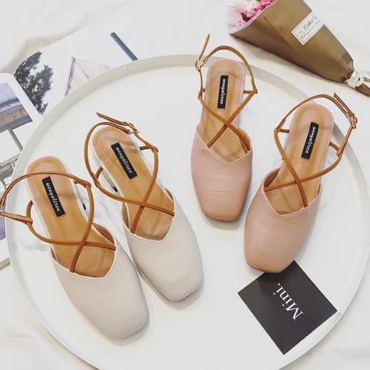 裙装搭配交叉带中跟粗跟凉鞋：彰显优雅女神范儿