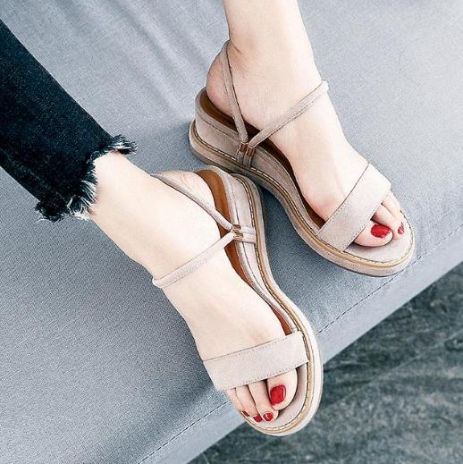 裙装搭配交叉带中跟粗跟凉鞋：彰显优雅女神范儿