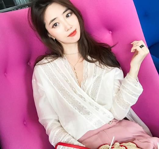 镂空半身裙搭配花朵蕾丝上衣:彰显性感女神范儿 镂空半身裙搭配花朵蕾丝上衣:彰显性感女神范儿