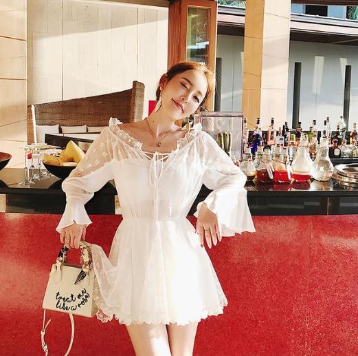 镂空半身裙搭配花朵蕾丝上衣：彰显性感女神范儿