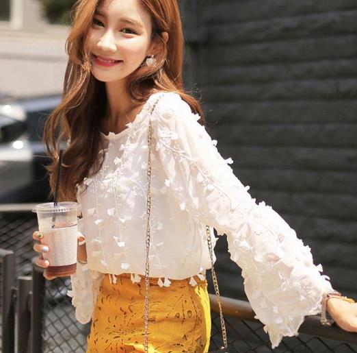 镂空半身裙搭配花朵蕾丝上衣：彰显性感女神范儿