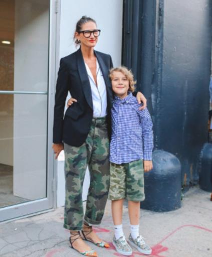 迷彩裤和什么t恤搭配：穿出街头范儿(图)