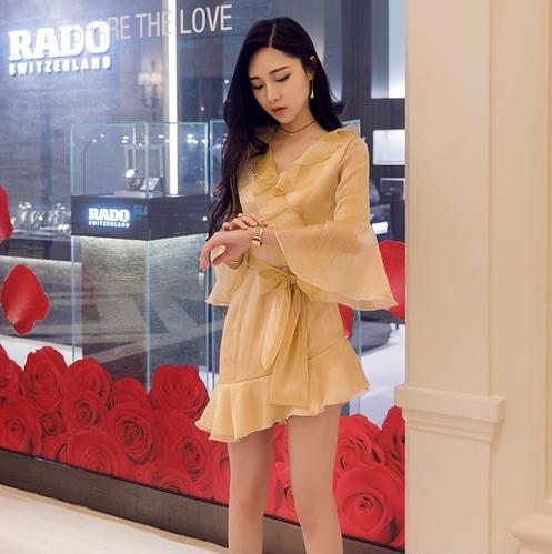 凉鞋搭配V领刺绣连衣裙：6款穿搭让显瘦无处不在