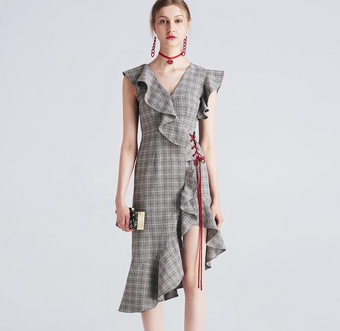 凉鞋搭配V领刺绣连衣裙：6款穿搭让显瘦无处不在