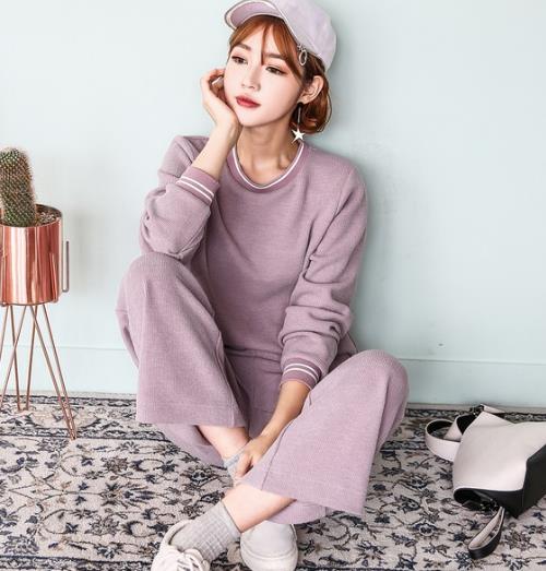 渐变色针织套装搭配手拿包：打造时尚优雅女神范