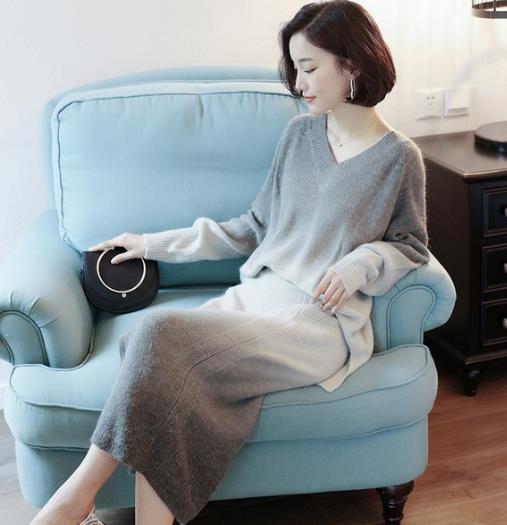 渐变色针织套装搭配手拿包：打造时尚优雅女神范