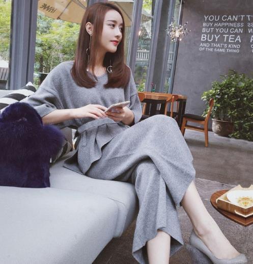 渐变色针织套装搭配手拿包：打造时尚优雅女神范