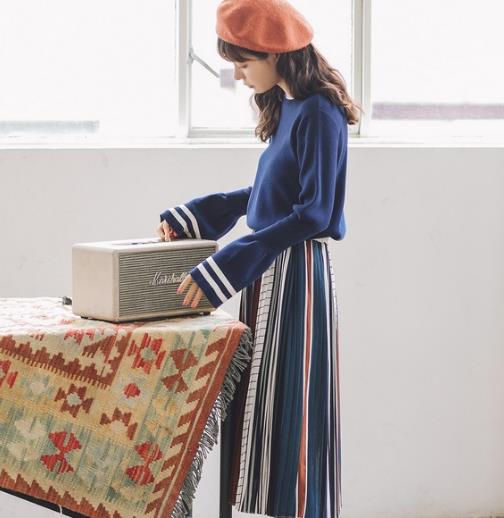 渐变色针织套装搭配手拿包：打造时尚优雅女神范