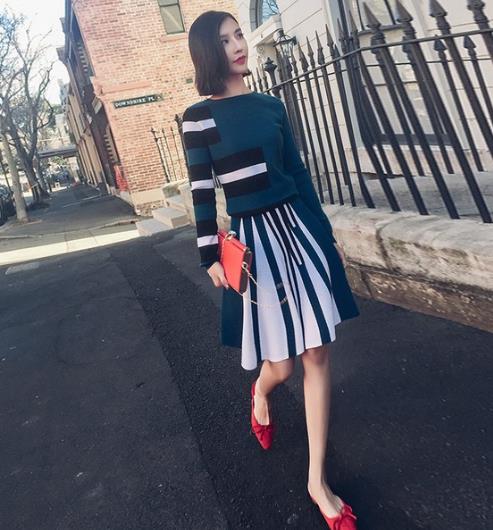 渐变色针织套装搭配手拿包：打造时尚优雅女神范