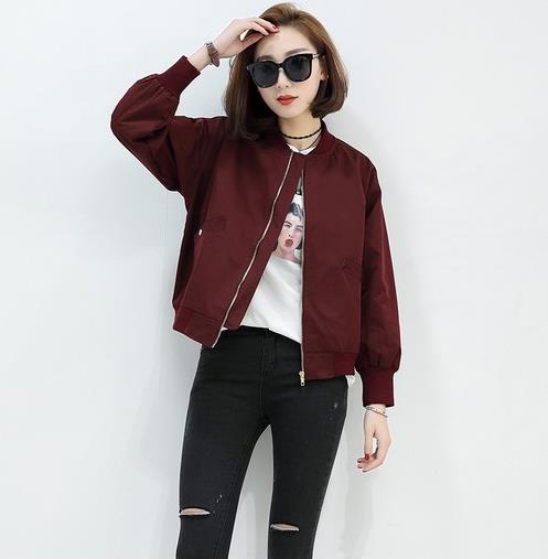 小脚裤搭配短款夹克棒球服:时尚百搭又保暖(图) 小脚裤搭配短款夹克棒球服:时尚百搭又保暖(图)