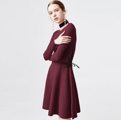 针织拼接条纹连衣裙的多种搭配：时尚又百搭（图）