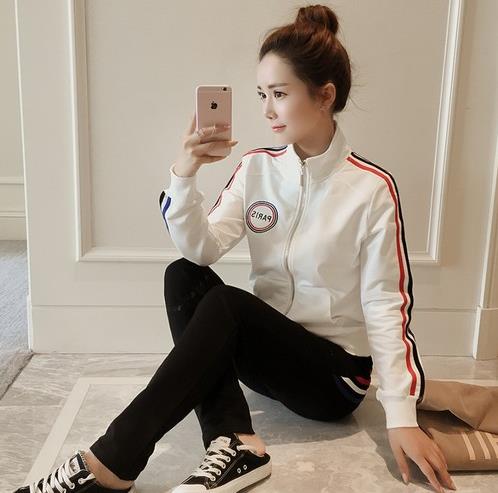 链条包搭配高领刺绣卫衣两件套:休闲时尚百搭(图) 链条包搭配高领刺绣卫衣两件套:休闲时尚百搭(图)