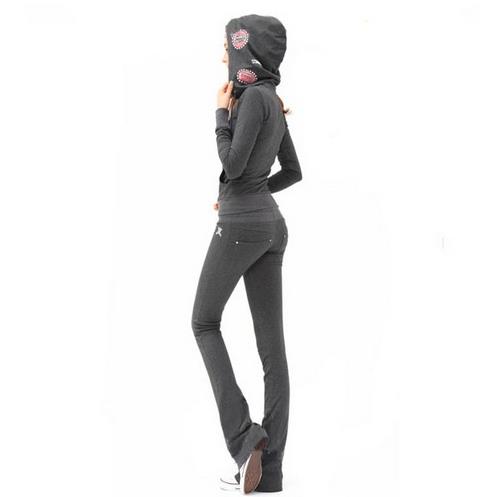 链条包搭配高领刺绣卫衣两件套：休闲时尚百搭（图）