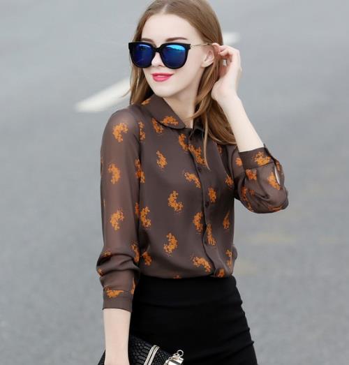 秋冬百搭圣品衬衫：复古风宽松缎面衬衫搭配（图）