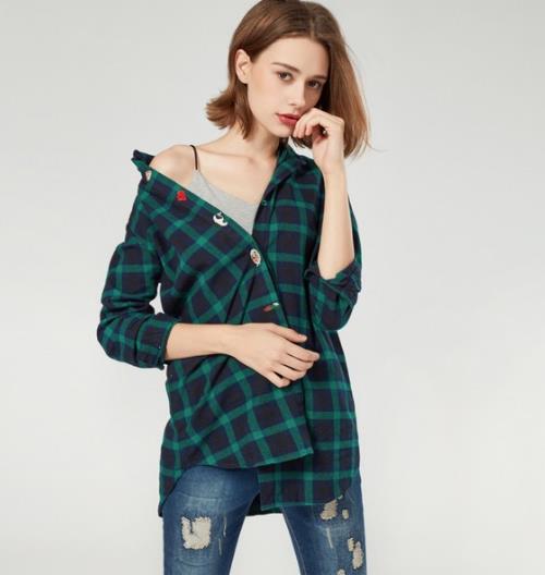 秋冬百搭圣品衬衫：复古风宽松缎面衬衫搭配（图）