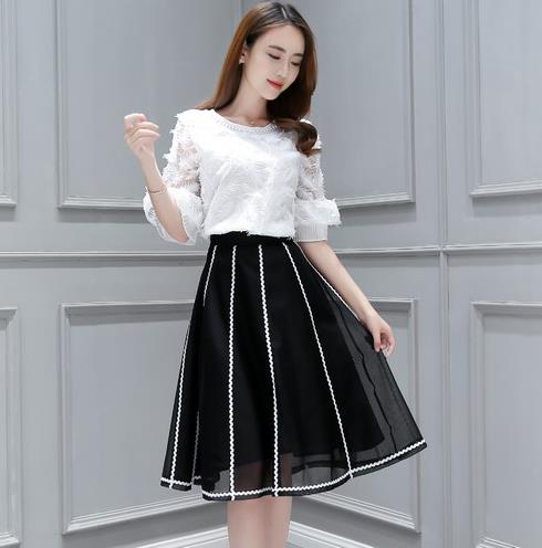 蕾丝背带裙两件套搭配链条包：性感又时尚（图）