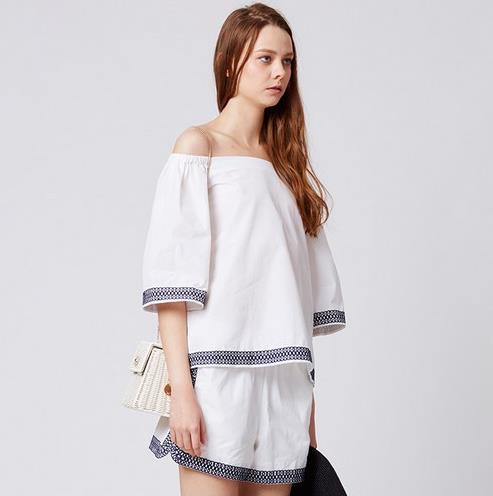 蕾丝背带裙两件套搭配链条包：性感又时尚（图）