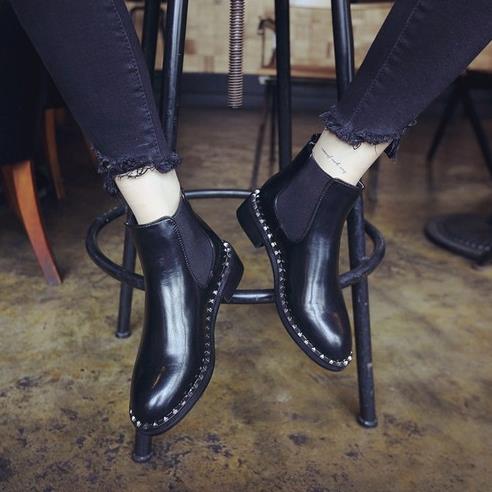 低调又不失底蕴的中高跟磨砂真皮马丁靴推荐(图) 低调又不失底蕴的中高跟磨砂真皮马丁靴推荐(图)