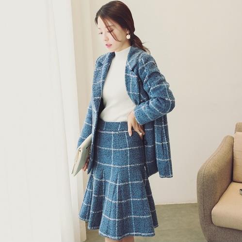 格纹西装中裙两件套搭配手拿包：知性不失个性（图）