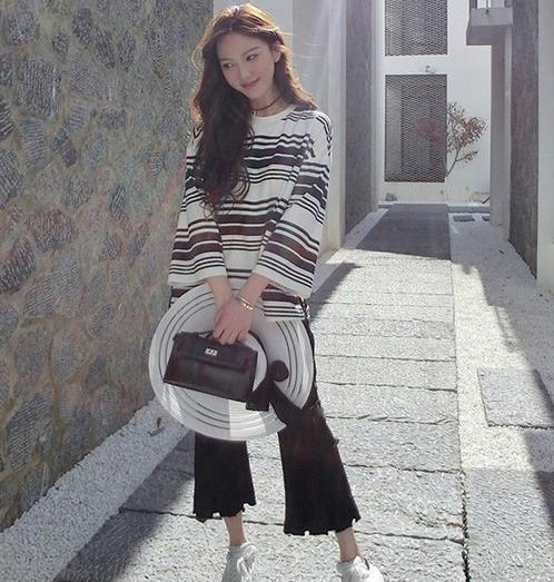 秋冬必备打底外穿都好看的圆领针织套装裙(图) 秋冬必备打底外穿都好看的圆领针织套装裙(图)