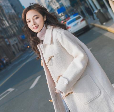 针织裙搭配褶皱荷叶边毛呢外套：青春减龄学院风